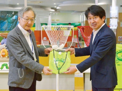 写真:堀館長に寄贈品を手渡す猪俣会長(右)