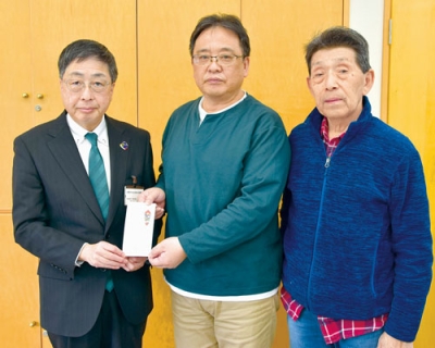 写真:髙木事務局長に寄付金を手渡す(右から)斉藤会長、窪田さん