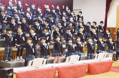 写真:振り付きで合唱を披露する年長児たち