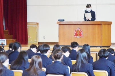 写真:壇上で将来の夢や目標を語る生徒