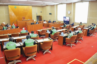 写真:訓練前に今野委員長から説明を受ける議員ら