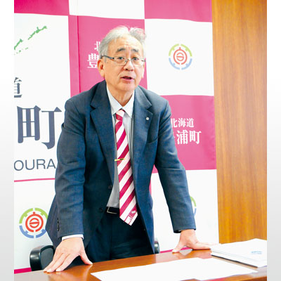 写真:新年度予算案を説明する豊浦町の杉谷町長