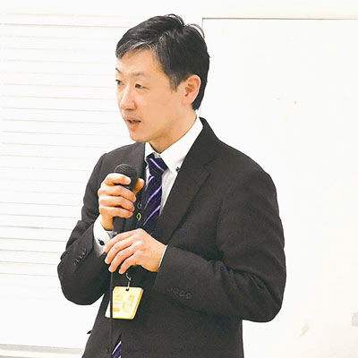 写真:協議会であいさつする田中林務課長