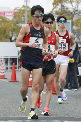写真:日本選手権ハーフマラソン競歩男子で3位に入った野田明宏(手前)=神戸市