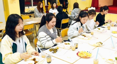 写真:ベトナム料理で旧正月を祝う参加者ら