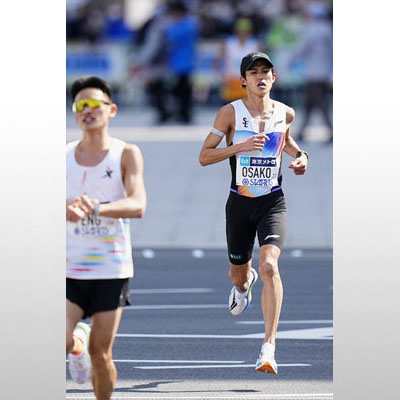 写真:男子日本勢トップの12位でゴールする大迫傑=東京都千代田区