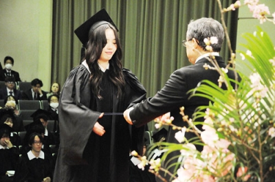 写真:卒業証書を受け取る女子生徒