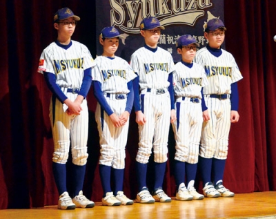 写真:チームの思い出や今後の抱負を語る卒団生