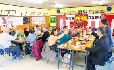 写真:ひな祭りで交流を深める参加者