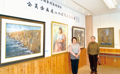 写真:作品を展示した岩佐さん(右)と大島さん