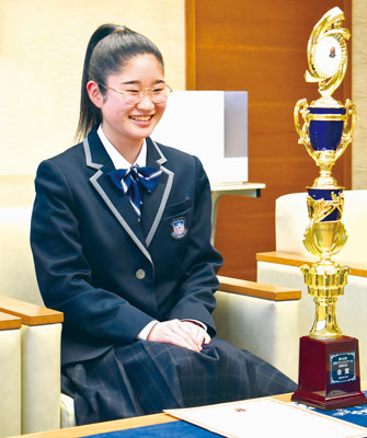 写真:堀井市長に目標達成を報告する松本さん