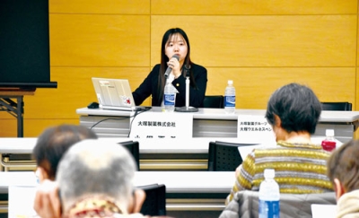 写真:アスリートの健康維持について解説する小俣さん