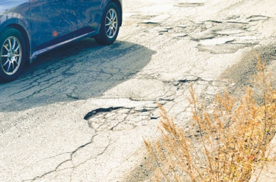 写真:道路にできた「ポットホール」。室蘭市内であちこちに見られる(3日、東町3)