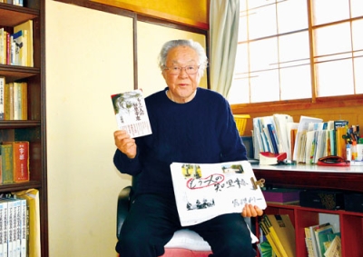 写真:著作「もう一人の知里幸恵」と原稿を手にする富樫さん