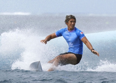 写真:パリ五輪でチューブをくぐり抜けた五十嵐カノア=2024年7月、タヒチ(共同)