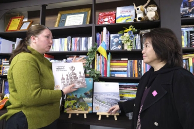 写真:図書室の本棚の前で言葉を交わす村上ダリヤさん(左)と浮世満理子さん=2月、東京・渋谷