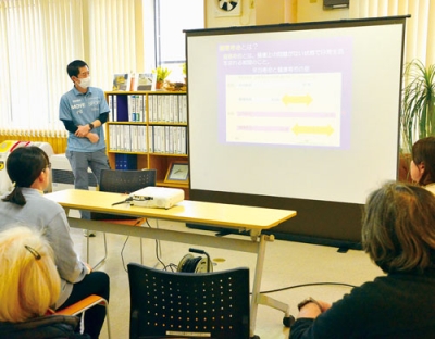 写真:体を動かすことが脳にも良い影響を及ぼすと解説した髙山さん
