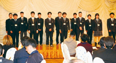 写真:抱負を語る入隊・入校予定者