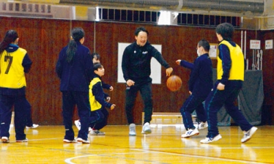 写真:柏木さんと一緒にバスケットボールを楽しむ生徒たち