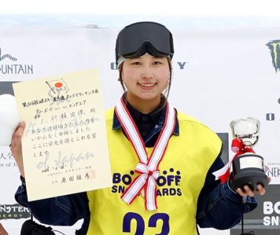 写真:スノーボードの全日本選手権女子ビッグエアで優勝し、表彰式で笑顔の村瀬由徠=2月、星野リゾートネコママウンテン