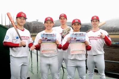写真:野球教室のポスターを手にPRする室蘭シャークスの選手たち