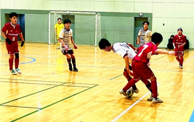 写真:ボールを奪い合う選手ら