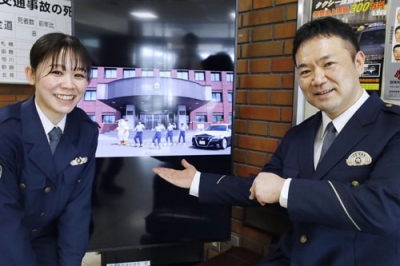 写真:公開された動画を示す笹川弘信巡査部長(右)と江口みづき巡査=2月、旭川市