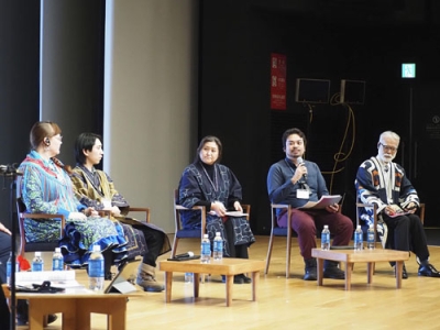 写真:国際シンポジウム「先住民族×博物館」で議論する参加者=2月、白老町