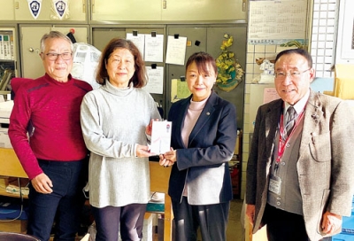 写真:支援金を寄付する島田代表(右から2人目)(提供写真)