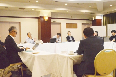 写真:議論を交わすヘルスケア企業の経営者ら