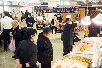 写真:各地の名物が並び、市民らでにぎわう「うまいもの市」