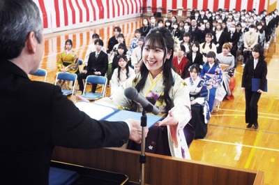 写真:卒業証書を受け取る市立室蘭看護専門学院の卒業生