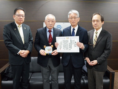 写真:野田社長(左端)から賞状などが伝達された美術館をささえる会の児玉会長(右から2人目)、鈴木副会長(同3人目)、佐藤館長
