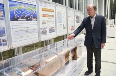 写真:海底観測網の仕組みを説明する、防災科学技術研究所の青井真さん=2月、茨城県つくば市