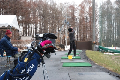 写真:屋外練習場でシーズン入りに備えるゴルファーたち