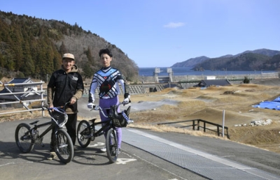 写真:佐々木瑠海さん(右)と桑野孝則さん=2月、岩手県大船渡市