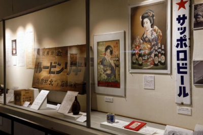 写真:函館市の市立函館博物館で開催中の「懐かしのお酒ディスプレイ」展