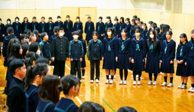 写真:卒業式本番に向け合唱を練習する生徒たち