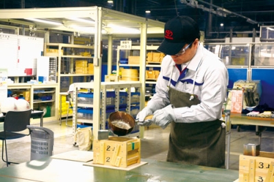 写真:鋳造を体験する金澤市長