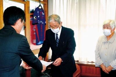 写真:大塩町長に答申署を手渡す中野会長(中央)