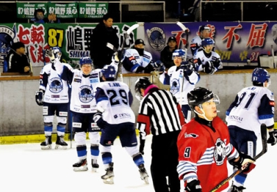 写真:【日鉄室蘭-釧路厚生社】残り1分で決まった追加点に沸く選手たち=帯広の森アイスアリーナ