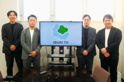 写真:設立した一般社団法人「IBURITO」の代表理事の煤孫氏(左から2人目)ら関係者