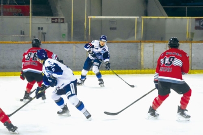 写真:【日鉄室蘭ー釧路厚生社】第1ピリオド7分、2点目のロングシュートを放つFW谷(中央)=帯広の森アイスアリーナ