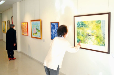 写真:室蘭市民美術館で8日まで開かれている「新人展」