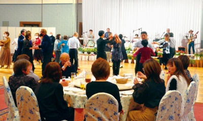 写真:チャリティーダンスパーティーで親睦を深める参加者ら