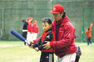 写真:ボールの打ち方のこつを教わる参加者