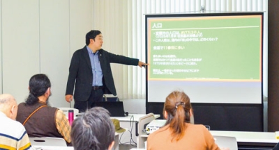 写真:室蘭の成り立ちや魅力を解説する講師の山田さん