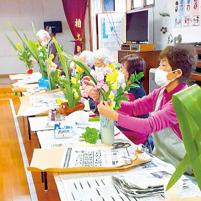 写真:生け花を楽しむ参加者(提供写真)