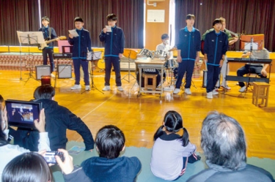 写真:観客に練習の成果を披露する生徒たち