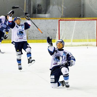 写真:【日鉄室蘭―ダイナックス】第3ピリオド、駄目押しの4点目を決めたFW阿部翼(右)=帯広の森アイスアリーナ